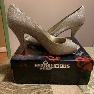 Gorgeous Gold Peek-Toe Pumps Fergalicious, Fergie